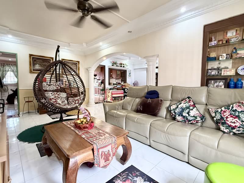 318 Tampines Street 33, 318 Tampines Street 33, 3 Bedrooms, 1,399 sqft, HDB Flat For Sale, by Mohamad Fadily Senen, 500169473 - Living Room - PropertyGuru.com.sg