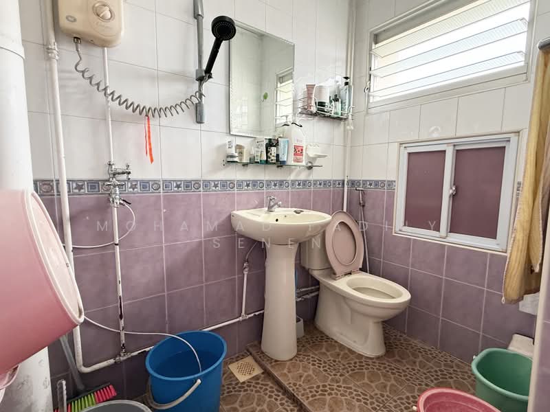 318 Tampines Street 33, 318 Tampines Street 33, 3 Bedrooms, 1,399 sqft, HDB Flat For Sale, by Mohamad Fadily Senen, 500169473 - Bathroom - PropertyGuru.com.sg