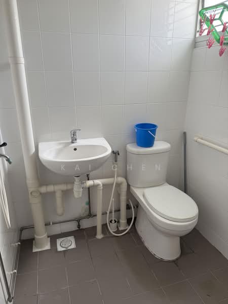 706 Bedok North Road, 706 Bedok North Road, 3 Bedrooms, 979 sqft, HDB Flat For Sale, by Kai Chen, 500169480 - Master bedroom Bathroom - PropertyGuru.com.sg