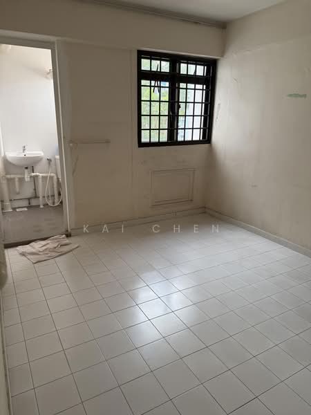 706 Bedok North Road, 706 Bedok North Road, 3 Bedrooms, 979 sqft, HDB Flat For Sale, by Kai Chen, 500169480 - Master bedroom with bathroom - PropertyGuru.com.sg