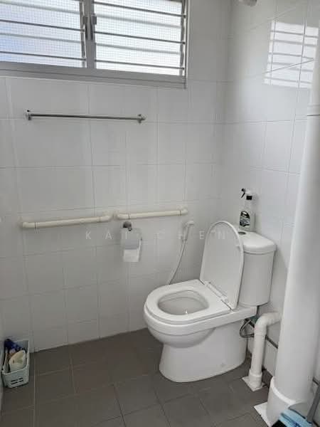 706 Bedok North Road, 706 Bedok North Road, 3 Bedrooms, 979 sqft, HDB Flat For Sale, by Kai Chen, 500169480 - Common Bathroom - PropertyGuru.com.sg