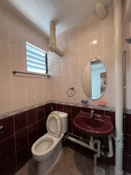819 Tampines Street 81, 819 Tampines Street 81, 2 Bedrooms, 721 sqft, HDB Flat For Rent, by Yee chung Ng, 500169559 - Bathroom - PropertyGuru.com.sg