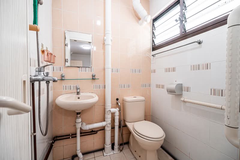 204 Yishun Street 21, 204 Yishun Street 21, 2 Bedrooms, 721 sqft, HDB Flat For Sale, by Jasmine Lee, 500169619 - Bathroom - PropertyGuru.com.sg
