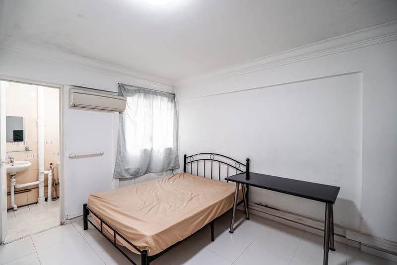 204 Yishun Street 21, 204 Yishun Street 21, 2 Bedrooms, 721 sqft, HDB Flat For Sale, by Jasmine Lee, 500169619 - Master Bedroom - PropertyGuru.com.sg