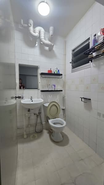 124C Rivervale Drive, 124C Rivervale Drive, 3 Bedrooms, 968 sqft, HDB Flat For Sale, by James Yeo, 500169625 - Bathroom - PropertyGuru.com.sg