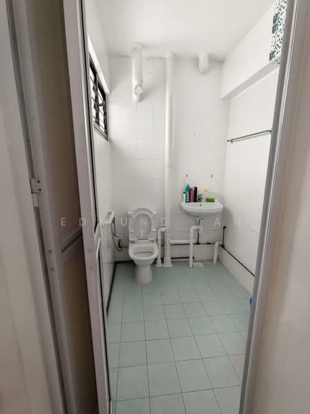 109 Bukit Purmei Road, 109 Bukit Purmei Road, 2 Bedrooms, 796 sqft, HDB Flat For Sale, by Edmund Tan TL, 500169646 - Bathroom 2 (Generated) - PropertyGuru.com.sg