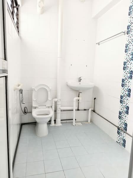 109 Bukit Purmei Road, 109 Bukit Purmei Road, 2 Bedrooms, 796 sqft, HDB Flat For Sale, by Edmund Tan TL, 500169646 - Bathroom 1 - PropertyGuru.com.sg