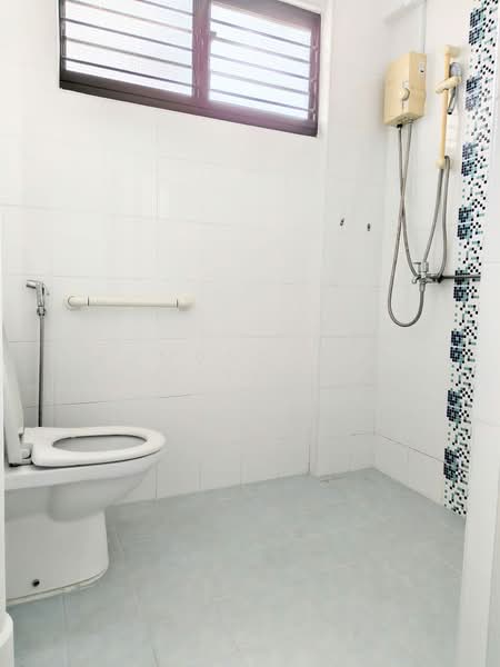 109 Bukit Purmei Road, 109 Bukit Purmei Road, 2 Bedrooms, 796 sqft, HDB Flat For Sale, by Edmund Tan TL, 500169646 - Bathroom 2 - PropertyGuru.com.sg