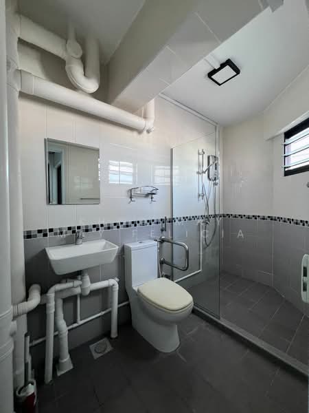 201 Jurong East Street 21, 201 Jurong East Street 21, 3 Bedrooms, 1,356 sqft, HDB Flat For Sale, by Khoo May May Felicia, 500169651 - Bathroom - PropertyGuru.com.sg
