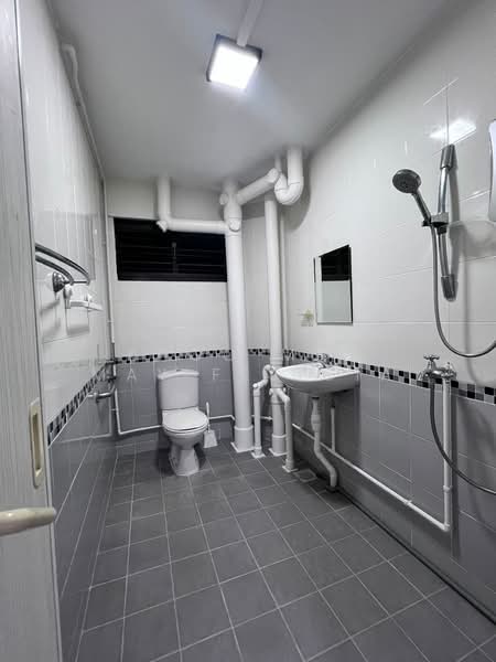201 Jurong East Street 21, 201 Jurong East Street 21, 3 Bedrooms, 1,356 sqft, HDB Flat For Sale, by Khoo May May Felicia, 500169651 - Bathroom - PropertyGuru.com.sg
