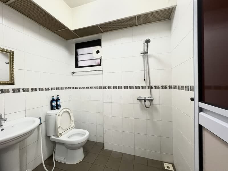 371 Jurong East Street 32, 371 Jurong East Street 32, 2 Bedrooms, 731 sqft, HDB Flat For Sale, by Maria Mariana, 500169655 - Bathroom - PropertyGuru.com.sg