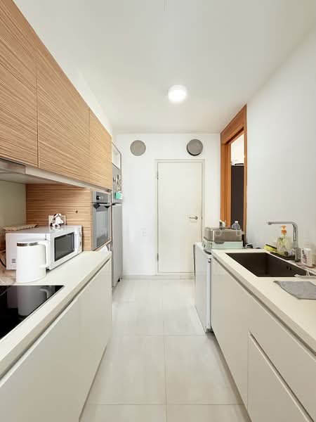 Concourse Skyline, 300 Beach Road, 2 Bedrooms, 1,173 sqft, Condominium For Sale, by Esther Zou, 500169700 - Kitchen - PropertyGuru.com.sg