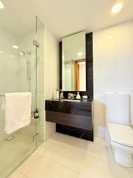 Concourse Skyline, 300 Beach Road, 2 Bedrooms, 1,173 sqft, Condominium For Sale, by Esther Zou, 500169700 - Bathroom - PropertyGuru.com.sg