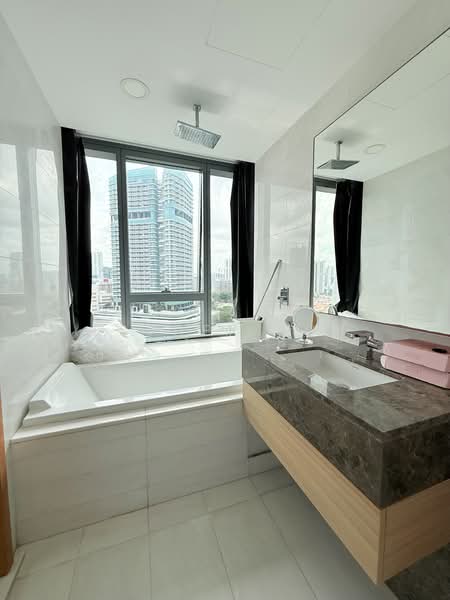 Concourse Skyline, 300 Beach Road, 2 Bedrooms, 1,173 sqft, Condominium For Sale, by Esther Zou, 500169700 - Bathroom - PropertyGuru.com.sg