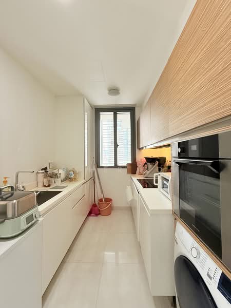 Concourse Skyline, 300 Beach Road, 2 Bedrooms, 1,173 sqft, Condominium For Sale, by Esther Zou, 500169700 - Kitchen - PropertyGuru.com.sg