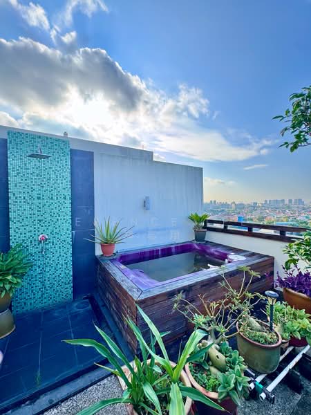 Grosvenor View, 1 Lengkong Empat, 1 Bedroom, 1,292 sqft, Condominium For Sale, by Terence Tee (郑志翔), 500169741 - Jacuzzi Pool - PropertyGuru.com.sg