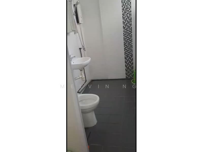 449 Jurong West Street 42, 449 Jurong West Street 42, Room Rental, 150 sqft, HDB Flat For Rent, by Melvin Ng, 500169843 - Bathroom - PropertyGuru.com.sg