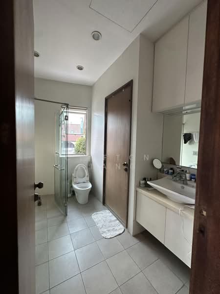 Mins Walk To MRT 🚇, , 6 Bedrooms, 4,777 sqft, Corner Terrace For Sale, by Clifton Liang, 500169849 - Bathroom - PropertyGuru.com.sg