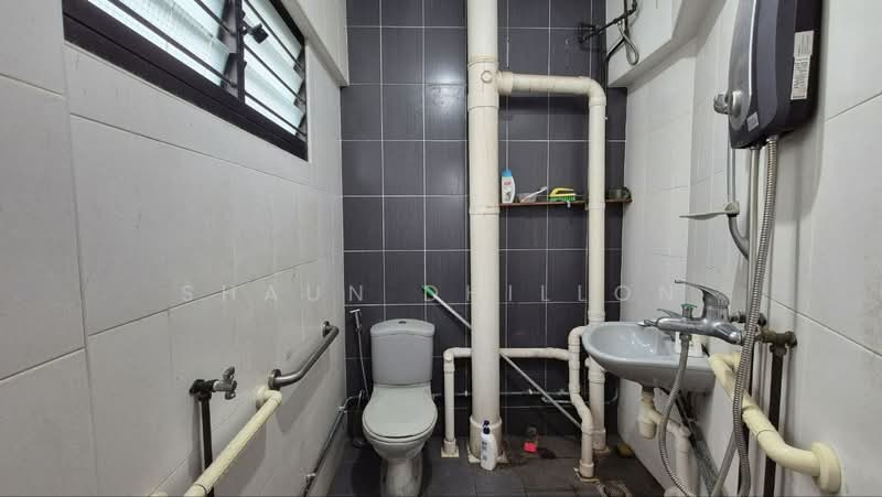 137 Lorong Ah Soo, 137 Lorong Ah Soo, 3 Bedrooms, 1,141 sqft, HDB Flat For Sale, by Shaun Dhillon, 500169878 - Bathroom - PropertyGuru.com.sg