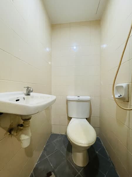 Parc Palais, 57 Hume Avenue, 3 Bedrooms, 1,238 sqft, Condominium For Sale, by Alan Koh, 500169888 - Maid's Bathroom - PropertyGuru.com.sg