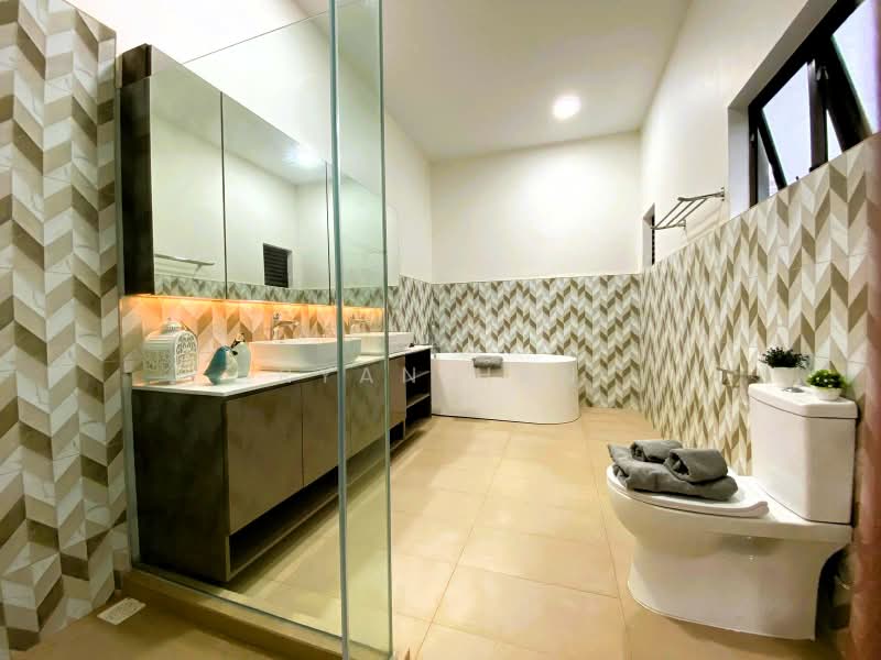 Cluny Park, Cluny Park, 5 Bedrooms, 3,500 sqft, Detached House For Sale, by Ryan Han, 500169909 - Bathroom - PropertyGuru.com.sg
