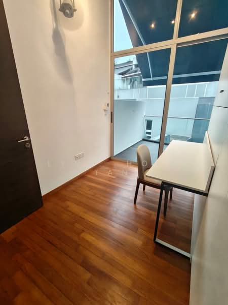Oxley Edge, 308 River Valley Road, Room Rental, 180 sqft, Apartment For Rent, by Lynn Hope Tan, 500169916 - Master bdrm w built in Murphy Queen bed - PropertyGuru.com.sg