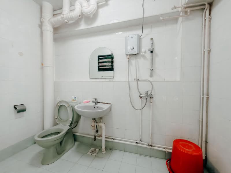 333 Kang Ching Road, 333 Kang Ching Road, 3 Bedrooms, 1,496 sqft, HDB Flat For Sale, by Vannessa Kong, 500169925 - Bathroom - PropertyGuru.com.sg