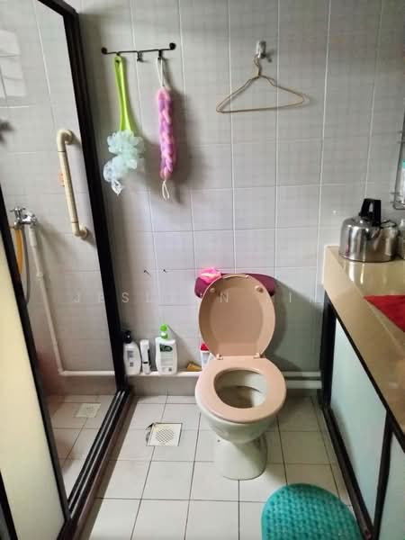 535 Woodlands Drive 14, 535 Woodlands Drive 14, Room Rental, 200 sqft, HDB Flat For Rent, by Jeslynn Lim, 500169966 - Bathroom - PropertyGuru.com.sg