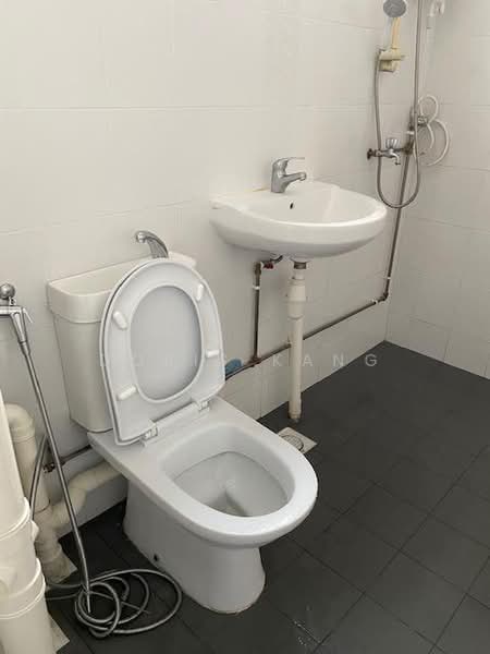 221 Bukit Batok East Avenue 3, 221 Bukit Batok East Avenue 3, Room Rental, 120 sqft, HDB Flat For Rent, by Doris Kang, 500169975 - Bathroom - PropertyGuru.com.sg