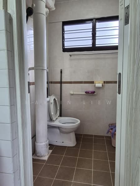 238 Bukit Batok East Avenue 5, 238 Bukit Batok East Avenue 5, 2 Bedrooms, 721 sqft, HDB Flat For Sale, by Martin Liew, 500169976 - Bathroom - PropertyGuru.com.sg