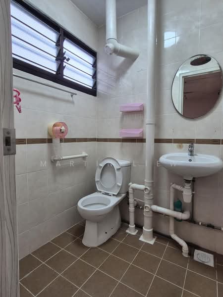 238 Bukit Batok East Avenue 5, 238 Bukit Batok East Avenue 5, 2 Bedrooms, 721 sqft, HDB Flat For Sale, by Martin Liew, 500169976 - Bathroom - PropertyGuru.com.sg
