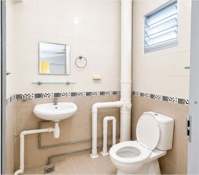 211 Jurong East Street 21, 211 Jurong East Street 21, 2 Bedrooms, 721 sqft, HDB Flat For Sale, by R. Mani, 500169983 - Bathroom - PropertyGuru.com.sg
