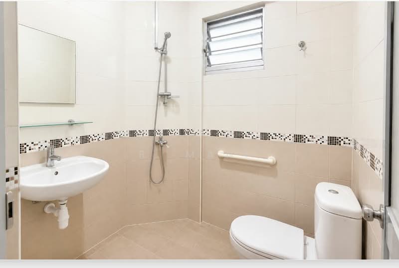 211 Jurong East Street 21, 211 Jurong East Street 21, 2 Bedrooms, 721 sqft, HDB Flat For Sale, by R. Mani, 500169983 - Bathroom - PropertyGuru.com.sg