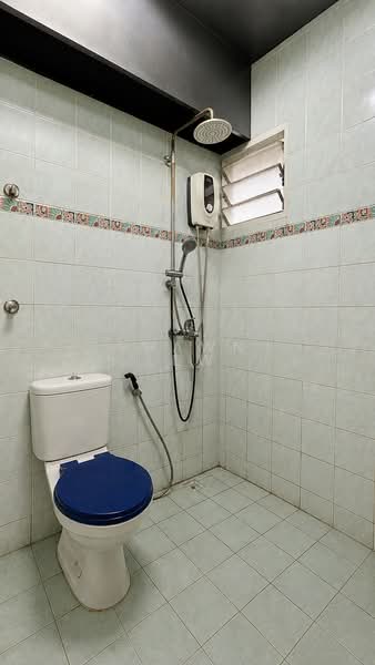 395 Bukit Batok West Avenue 5, 395 Bukit Batok West Avenue 5, 3 Bedrooms, 990 sqft, HDB Flat For Sale, by Shawn Lew, 500169985 - Bathroom - PropertyGuru.com.sg
