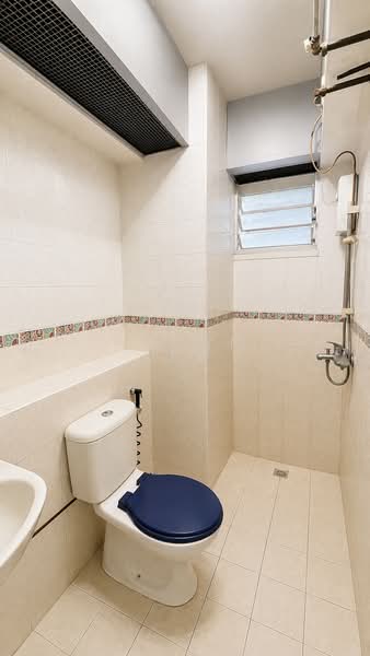 395 Bukit Batok West Avenue 5, 395 Bukit Batok West Avenue 5, 3 Bedrooms, 990 sqft, HDB Flat For Sale, by Shawn Lew, 500169985 - Bathroom - PropertyGuru.com.sg