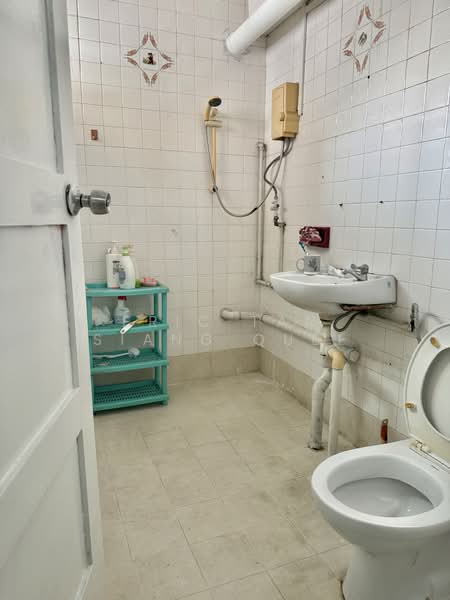 204 Bukit Batok Street 21, 204 Bukit Batok Street 21, 3 Bedrooms, 1,119 sqft, HDB Flat For Sale, by Eric Tan Siang Quee, 500169998 - Bathroom - PropertyGuru.com.sg
