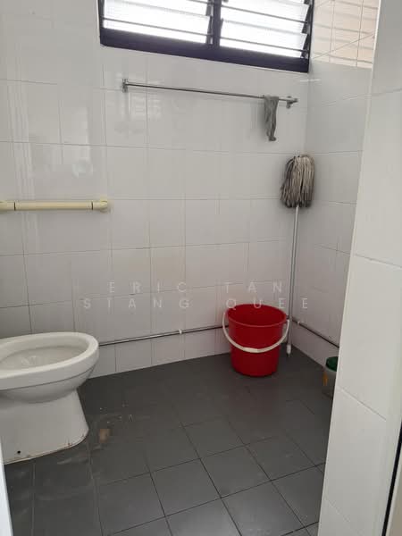 204 Bukit Batok Street 21, 204 Bukit Batok Street 21, 3 Bedrooms, 1,119 sqft, HDB Flat For Sale, by Eric Tan Siang Quee, 500169998 - Bathroom - PropertyGuru.com.sg