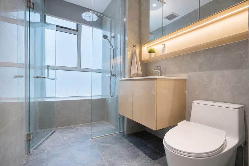 Fiorenza, 42 Florence Road, 3 Bedrooms, 1,421 sqft, Condominium For Sale, by Lorraine Tan Yu Lin, 500170028 - Master Bathroom - PropertyGuru.com.sg