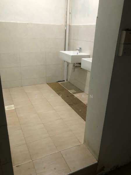 Freehold Shophouse F&B Approved No ABSD, , 2,600 sqft, Shop / Shophouse For Sale, by Jack Tan, 500170040 - Bathroom - CommercialGuru.com.sg