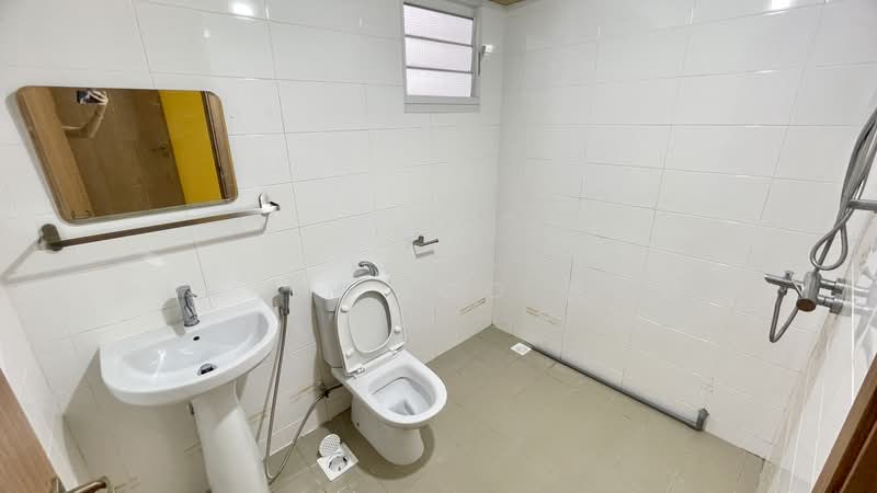 450C Bukit Batok West Avenue 6, 450C Bukit Batok West Avenue 6, 3 Bedrooms, 1,001 sqft, HDB Flat For Rent, by Laven Loo 吕欣颐, 500170060 - Bathroom - PropertyGuru.com.sg