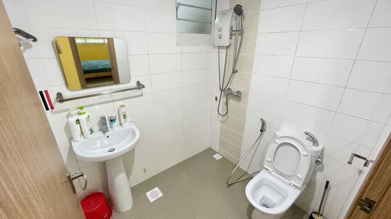 450C Bukit Batok West Avenue 6, 450C Bukit Batok West Avenue 6, 3 Bedrooms, 1,001 sqft, HDB Flat For Rent, by Laven Loo 吕欣颐, 500170060 - Bathroom - PropertyGuru.com.sg