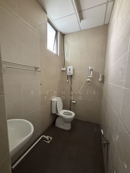 Woodlands Bizhub, 190 Woodlands Industrial Park E5, 1,399 sqft, Light Industrial (B1) For Sale, by Stephanie Foong, 500170090 - Bathroom - CommercialGuru.com.sg