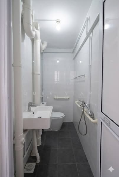 72 Circuit Road, 72 Circuit Road, 1 Bedroom, 484 sqft, HDB Flat For Sale, by Quee Yiap Foo, 500170091 - Bathroom - PropertyGuru.com.sg