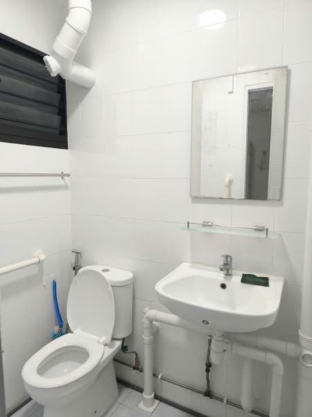575 Ang Mo Kio Avenue 10, 575 Ang Mo Kio Avenue 10, 2 Bedrooms, 721 sqft, HDB Flat For Rent, by Kenny Kan, 500170146 - Bathroom - PropertyGuru.com.sg