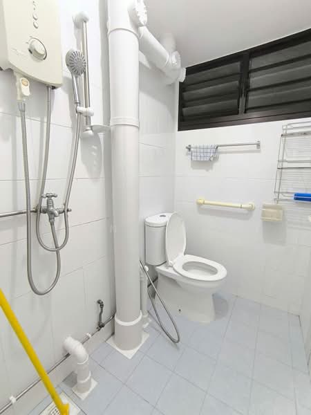 575 Ang Mo Kio Avenue 10, 575 Ang Mo Kio Avenue 10, 2 Bedrooms, 721 sqft, HDB Flat For Rent, by Kenny Kan, 500170146 - Bathroom - PropertyGuru.com.sg