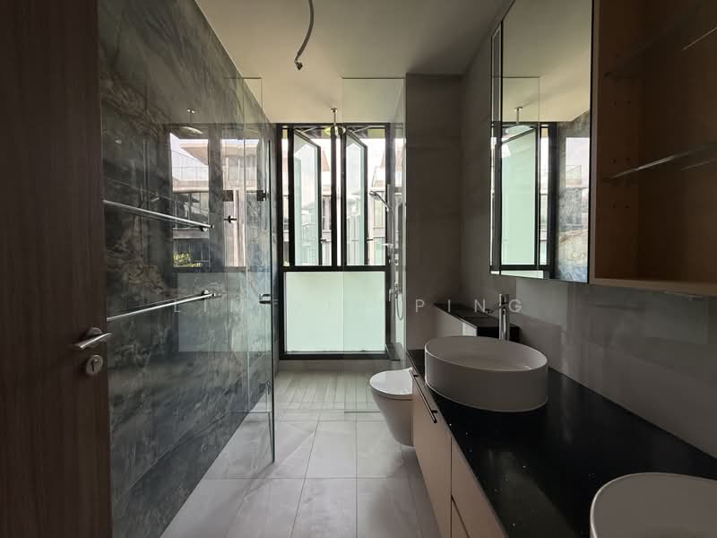 Belgravia Ace, 100 Belgravia Drive, 5 Bedrooms, 4,058 sqft, Semi-Detached House For Rent, by Lim Xin Ping, 500170161 - Master Bath - PropertyGuru.com.sg
