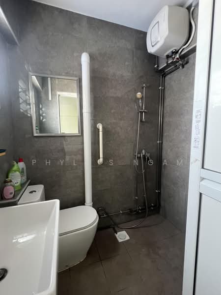868 Yishun Street 81, 868 Yishun Street 81, 3 Bedrooms, 904 sqft, HDB Flat For Rent, by Phyllis Ngam, 500170167 - Bathroom - PropertyGuru.com.sg
