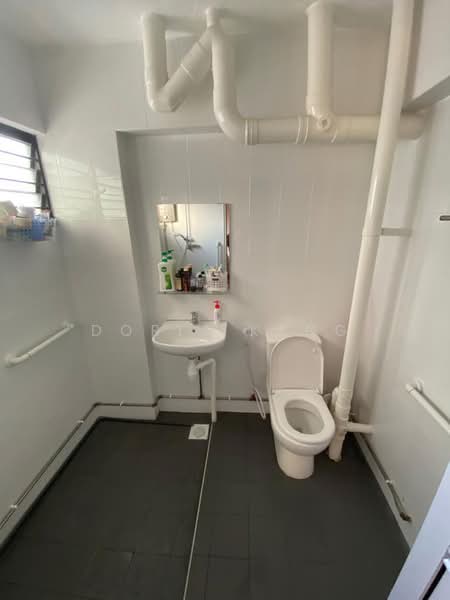 112 Bukit Batok West Avenue 6, 112 Bukit Batok West Avenue 6, 3 Bedrooms, 1,119 sqft, HDB Flat For Rent, by Doris Kang, 500170171 - Bathroom - PropertyGuru.com.sg