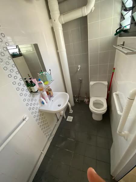 112 Bukit Batok West Avenue 6, 112 Bukit Batok West Avenue 6, 3 Bedrooms, 1,119 sqft, HDB Flat For Rent, by Doris Kang, 500170171 - Bathroom - PropertyGuru.com.sg