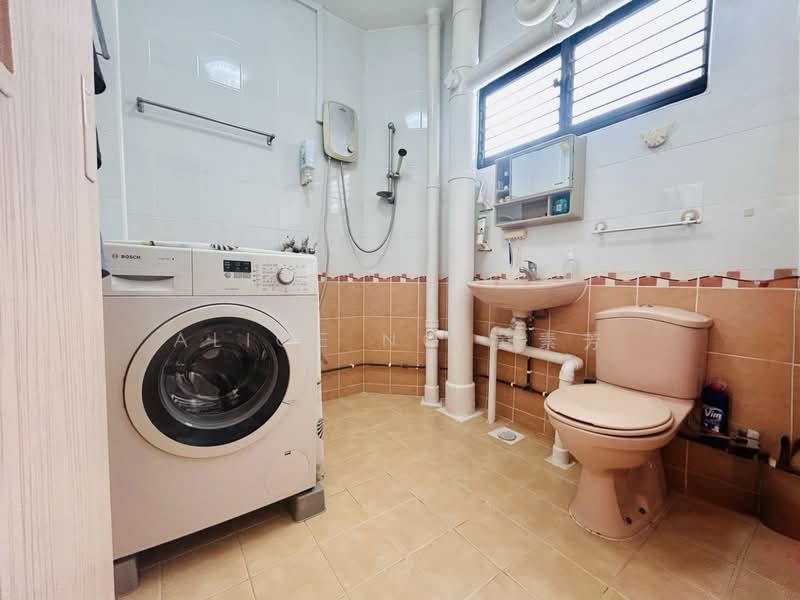 331 Jurong East Avenue 1, 331 Jurong East Avenue 1, 3 Bedrooms, 1,119 sqft, HDB Flat For Sale, by Alice Ng 黄素芳, 500170176 - Bathroom - PropertyGuru.com.sg